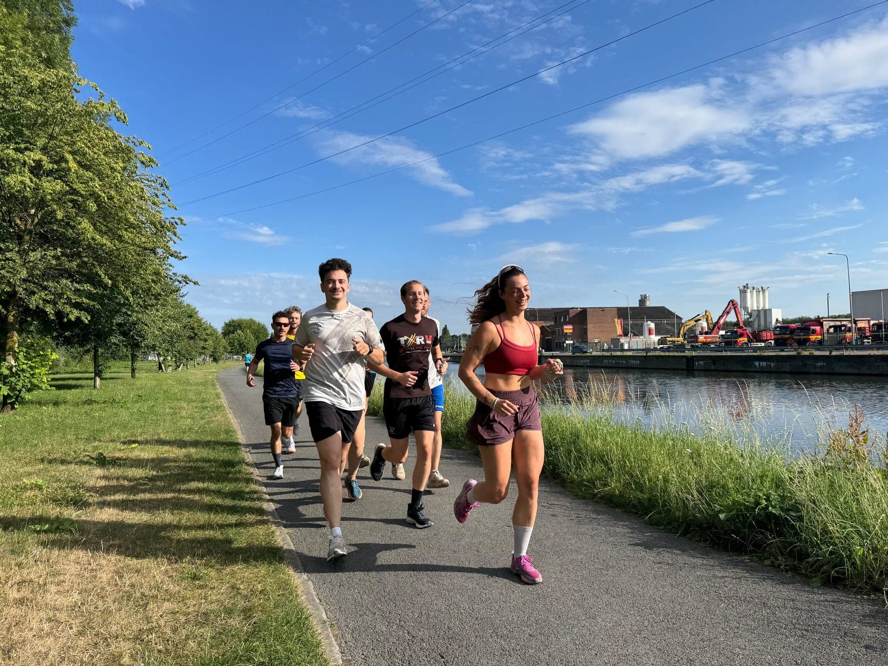 Un groupe du clan en pleine course le long du canal de Tournai