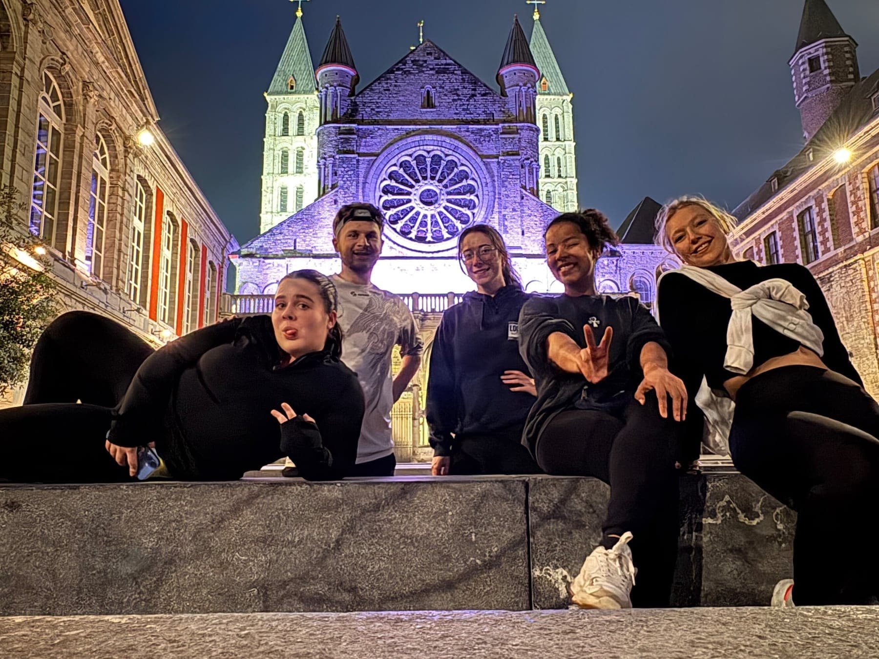 Pose de groupe devant la cathédrale illuminée