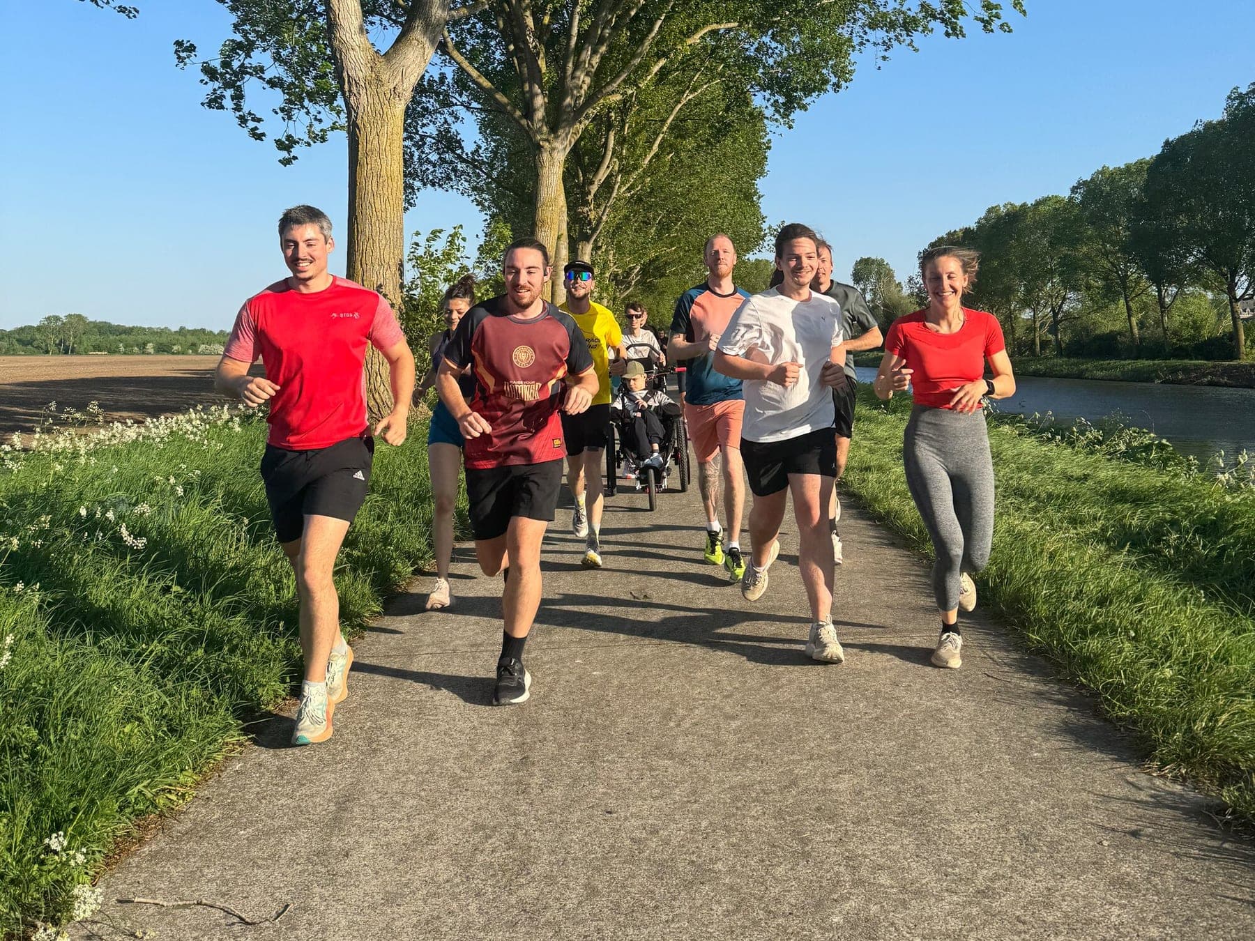 Le peloton du mardi court vers l'objectif sur le chemin de halage du canal