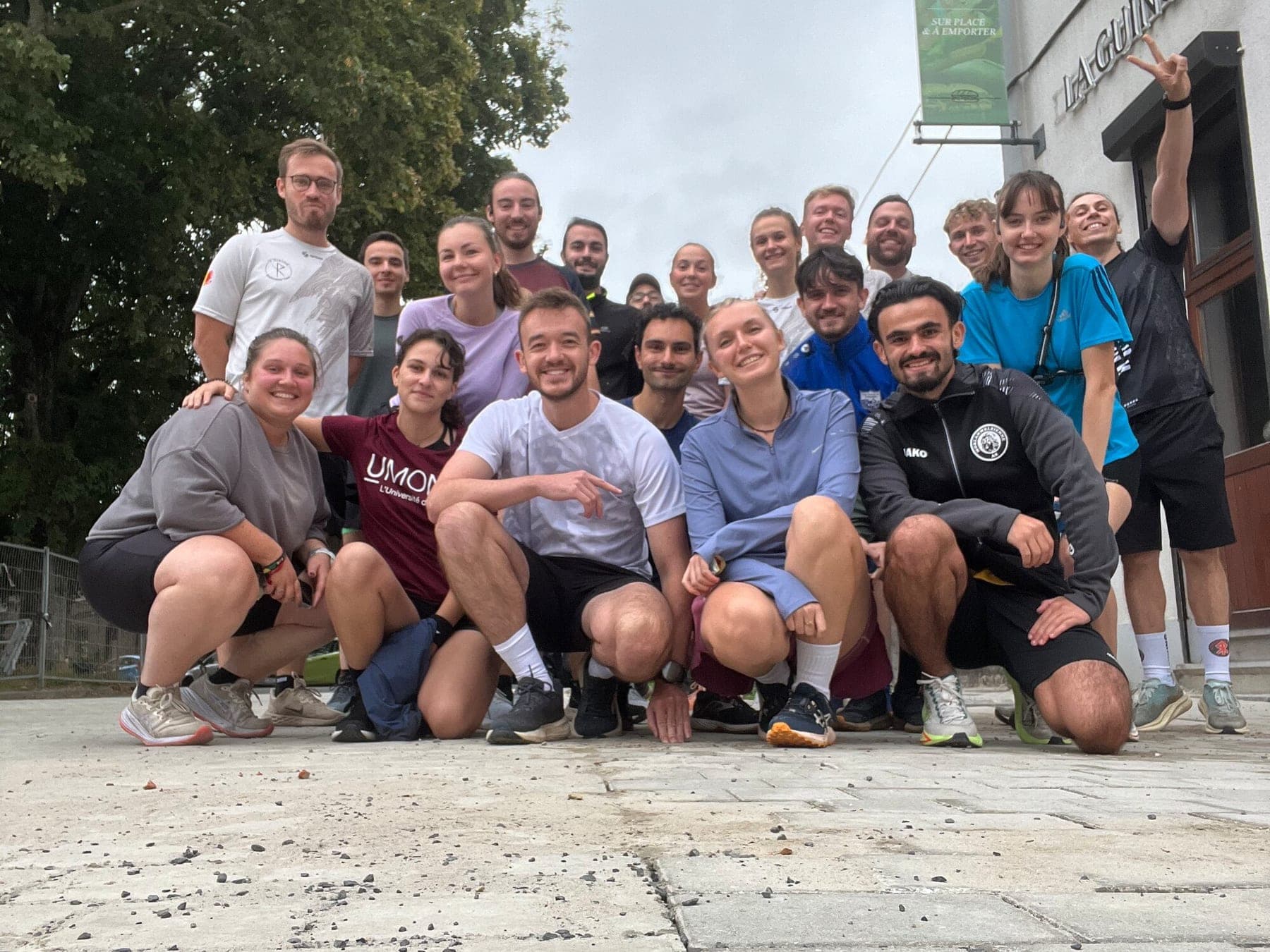 Le groupe de Mons pose devant la Guinguette Montoise, tout sourire face à l'objectif