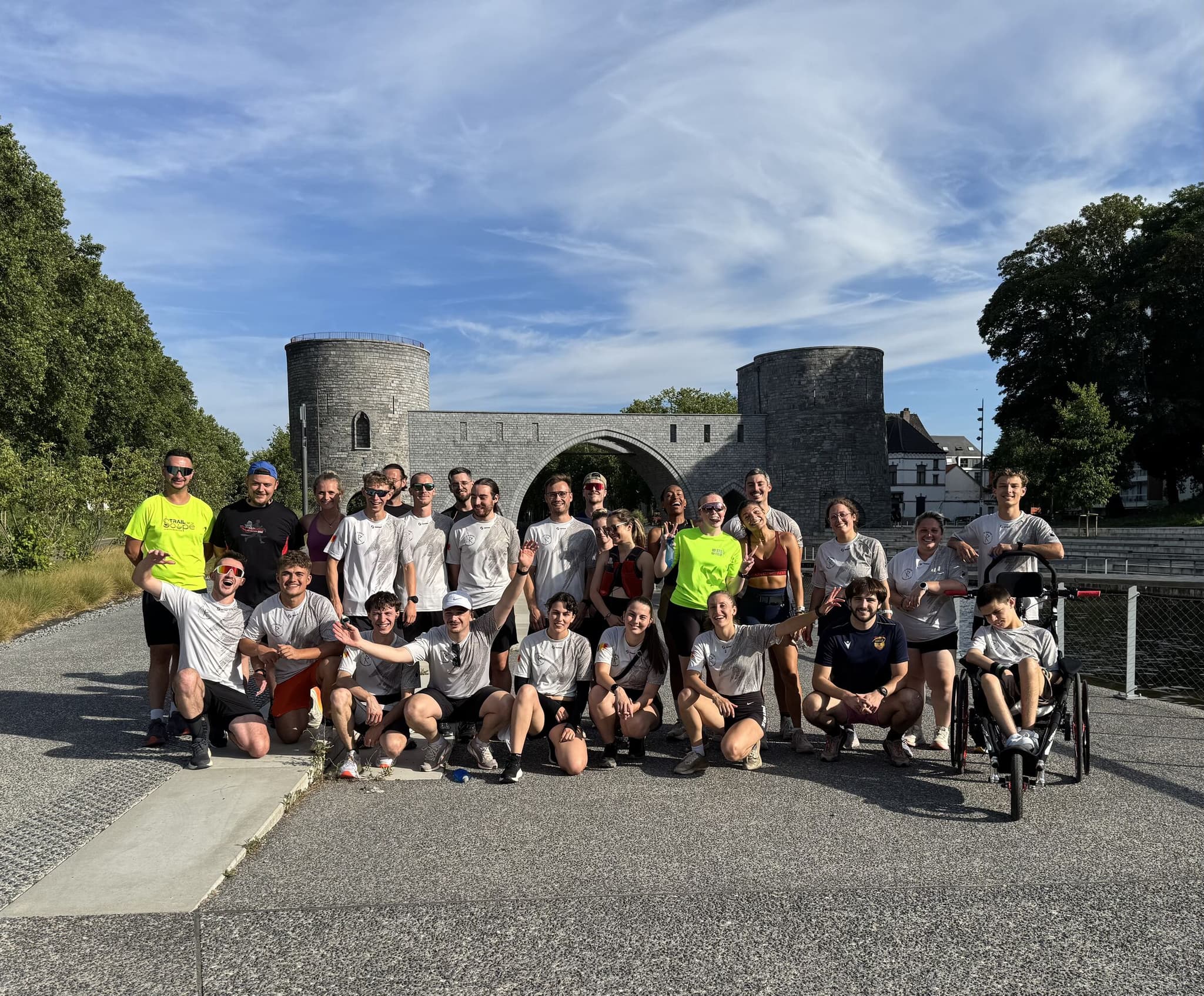 Le clan V'Hiking au complet, réuni pour une photo de groupe devant le Pont des Trous à Tournai
