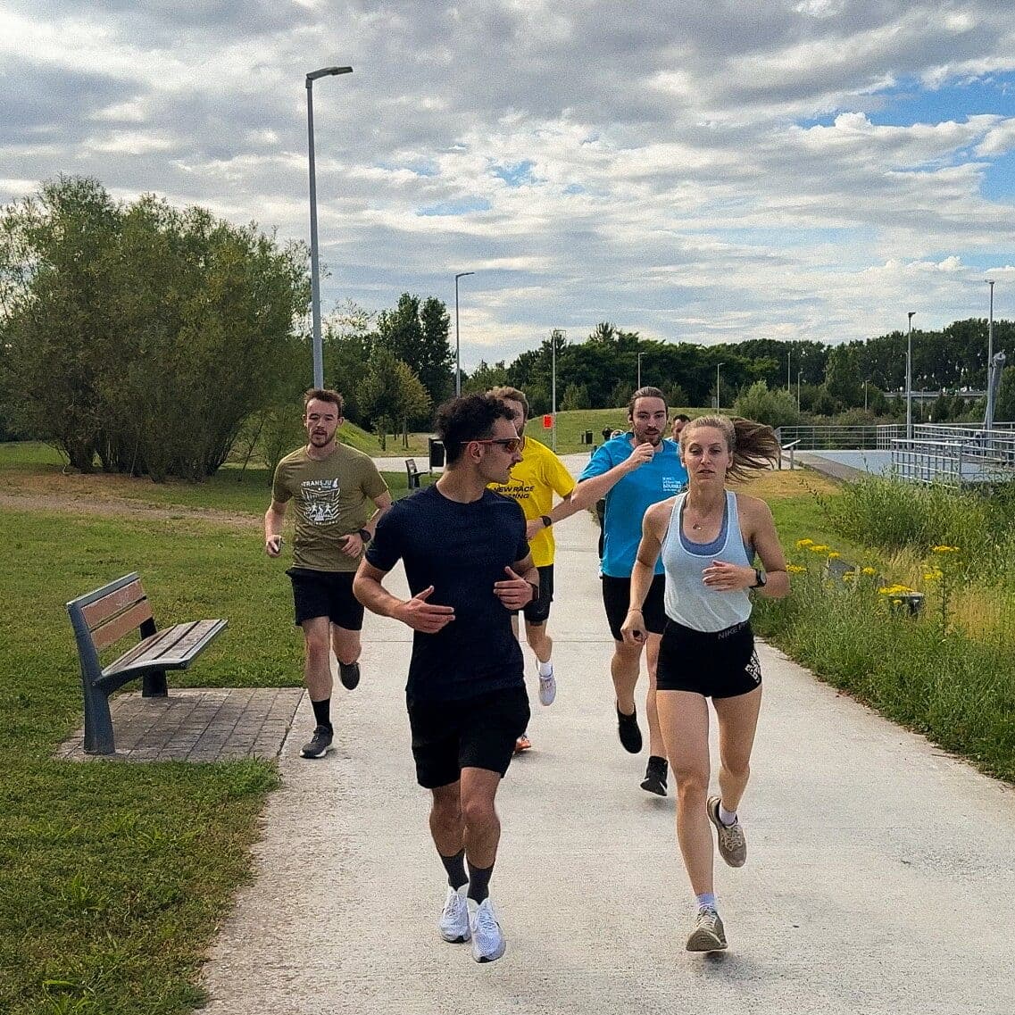 Le groupe en pleine course sur le chemin du canal
