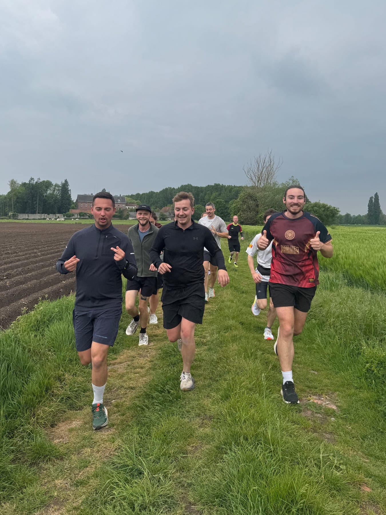 Le clan sur un chemin de campagne, entre les champs