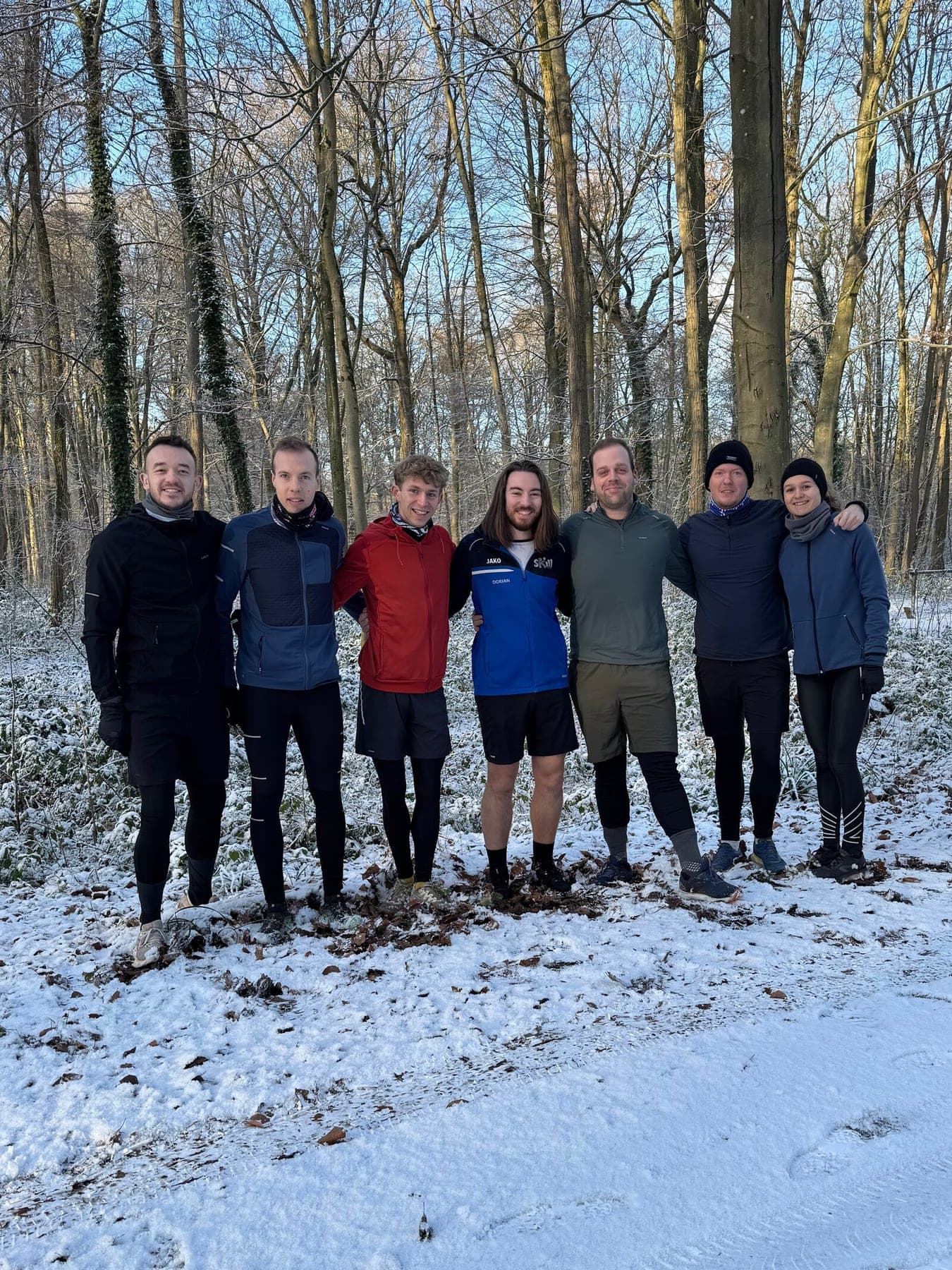 Le clan pose dans la forêt enneigée