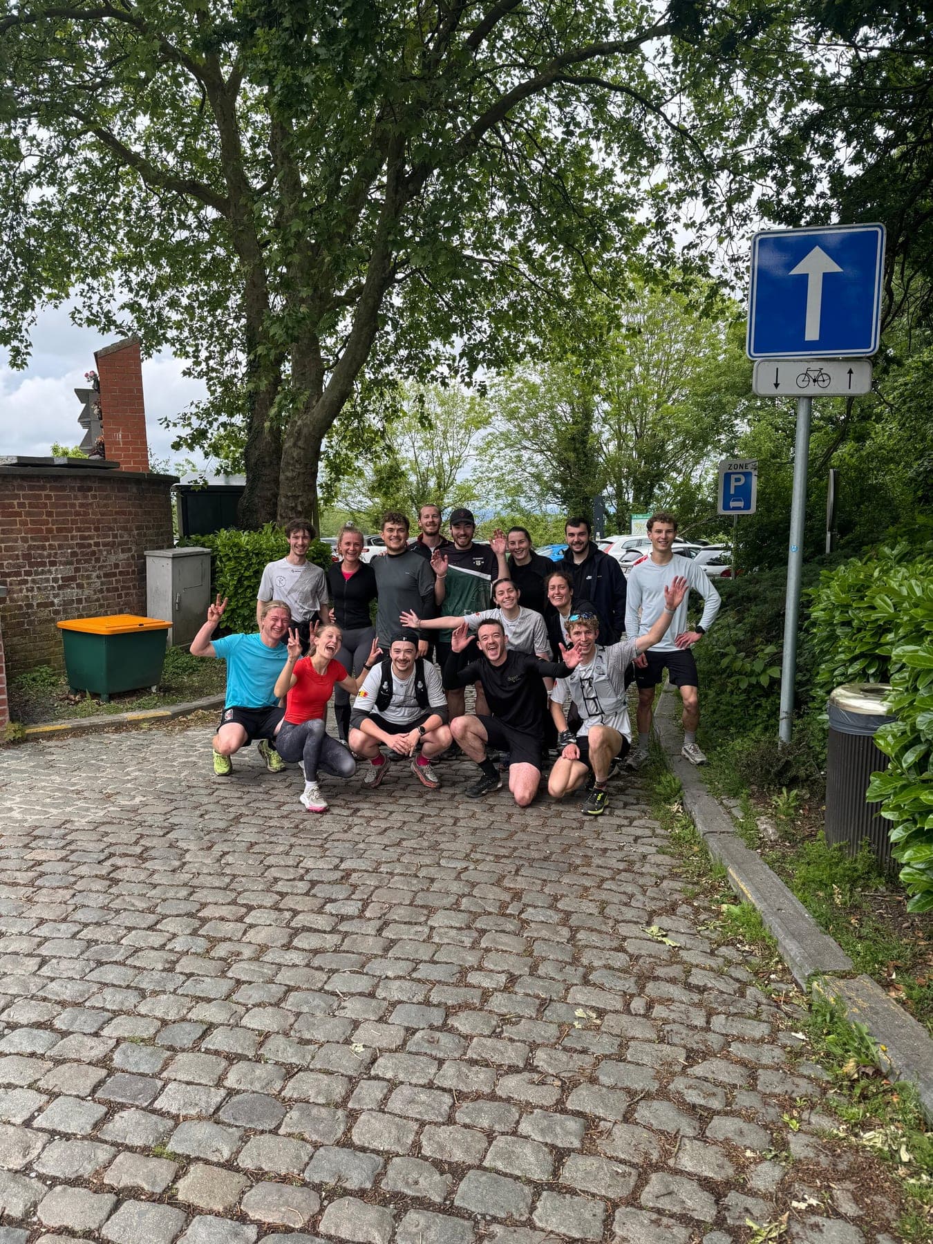 Pose de groupe sur les pavés, tout le monde fait coucou