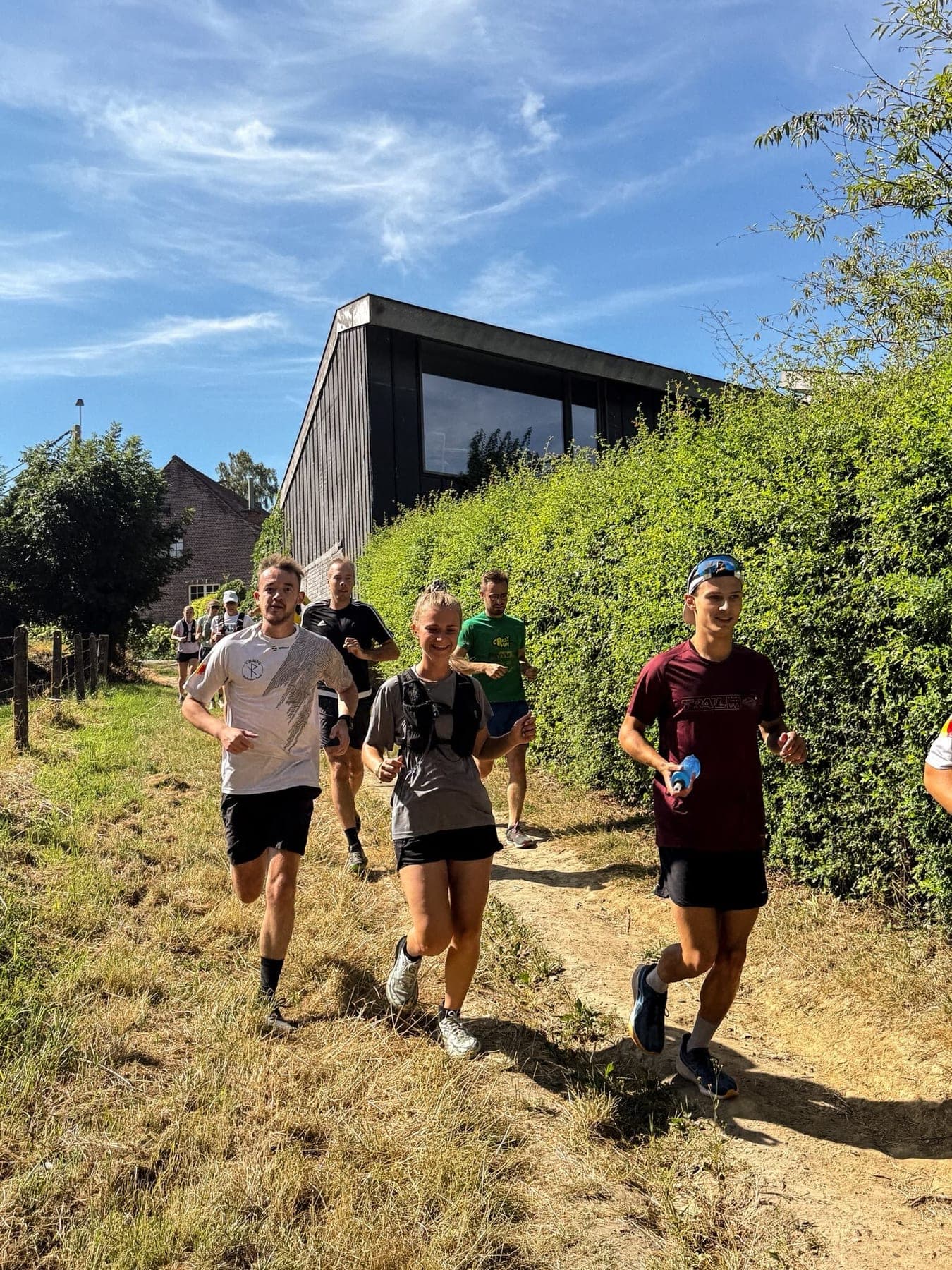 Le groupe sur un sentier de campagne, en plein soleil