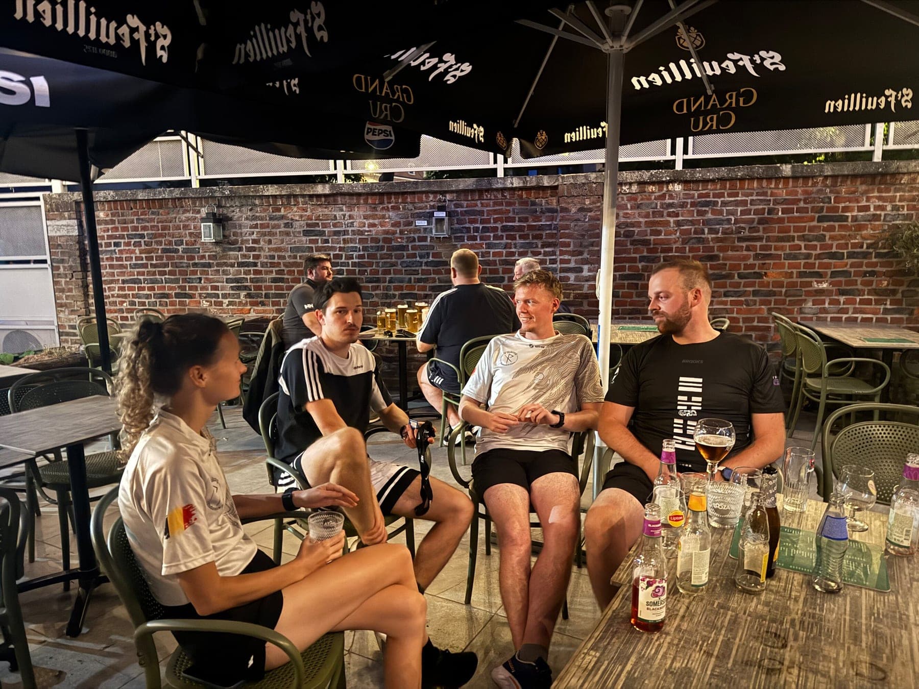 Quatre V'Hikings refont la sortie autour d'une table en terrasse