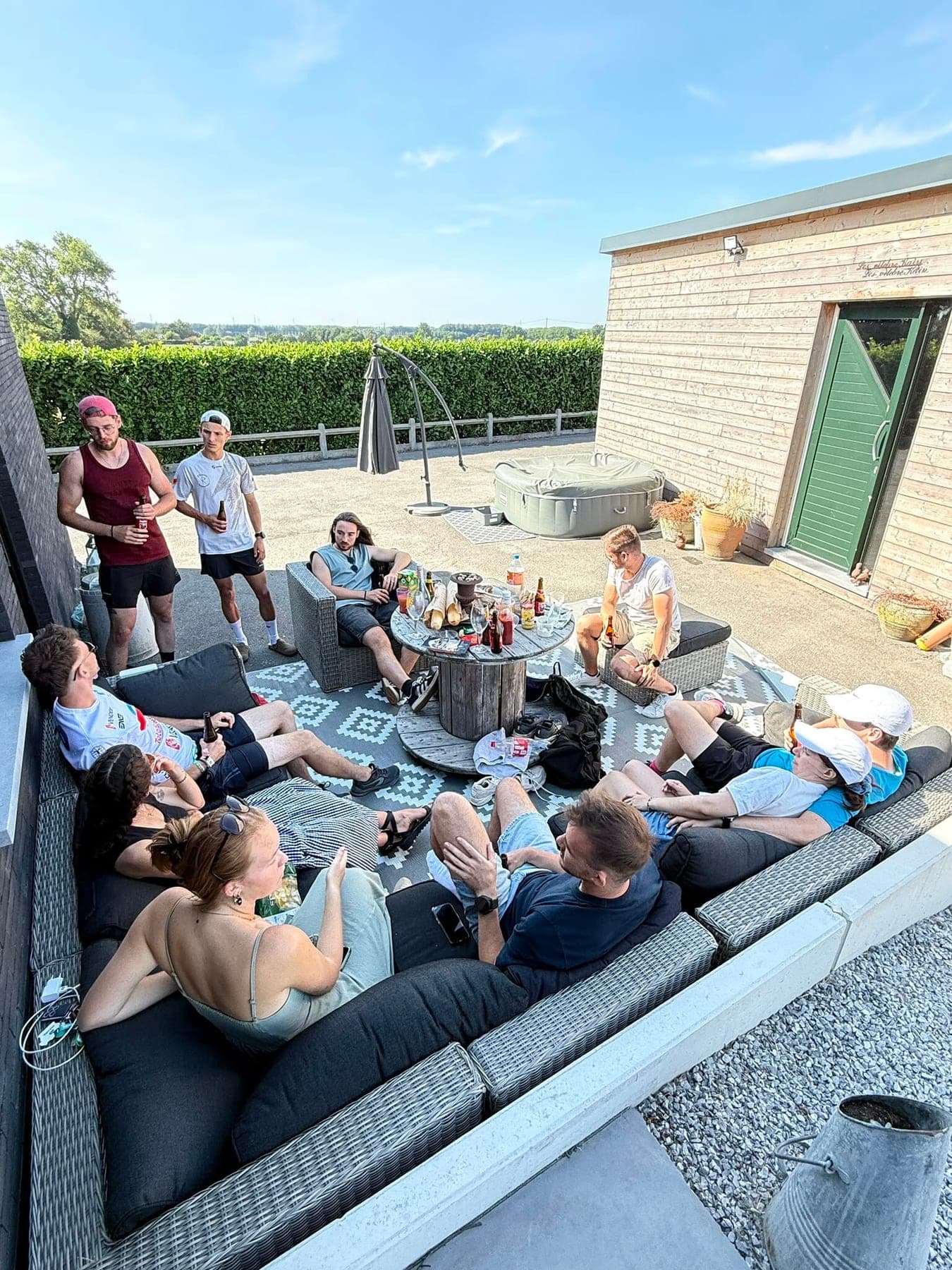 Le clan affalé dans les canapés d'une terrasse
