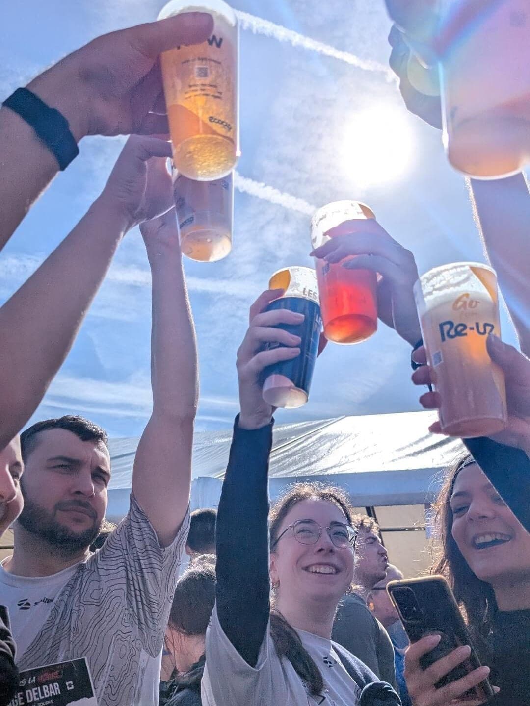 Les verres levés au soleil, on trinque après la course