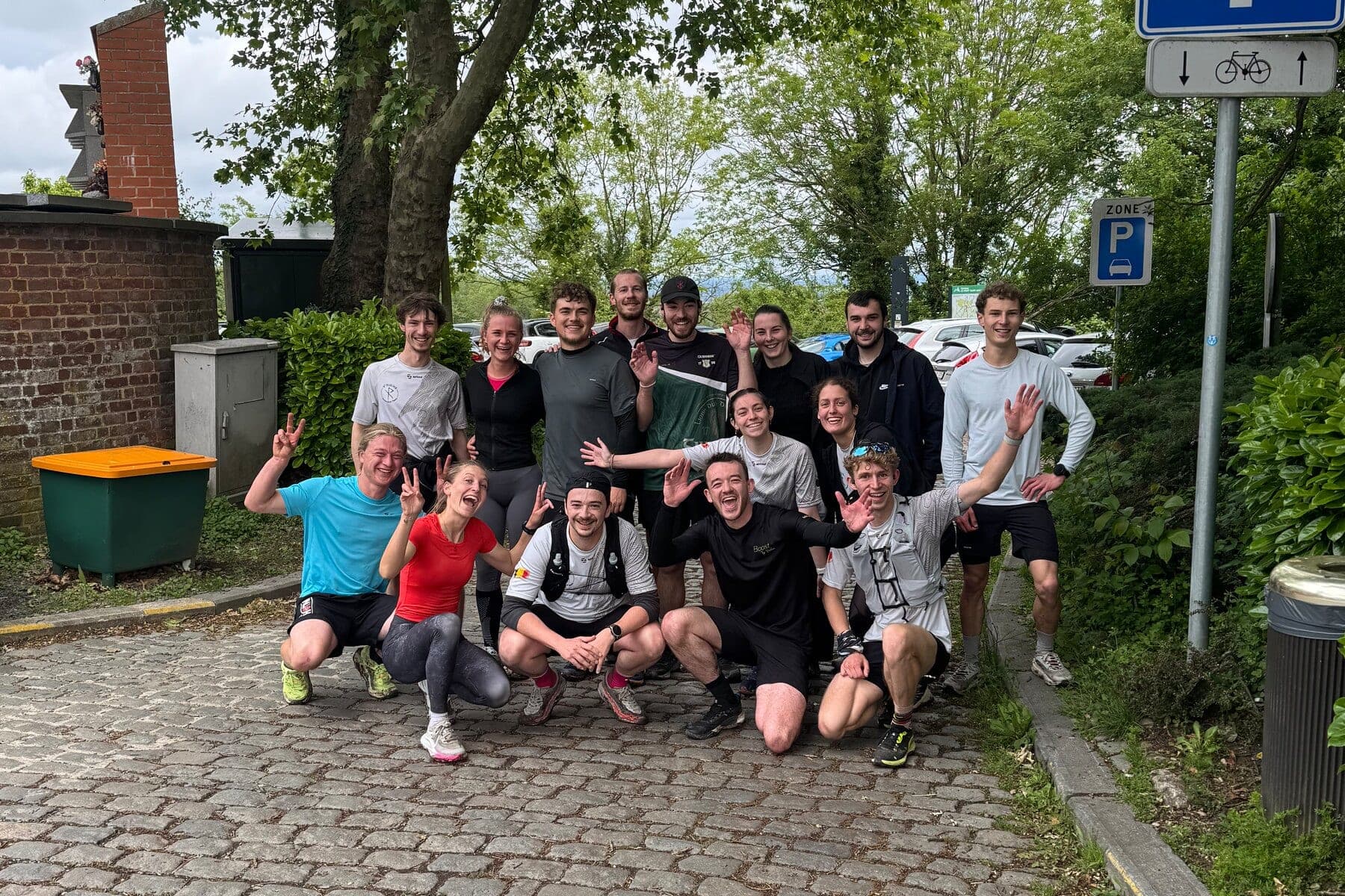 Le clan pose sur les pavés, tout le monde fait coucou