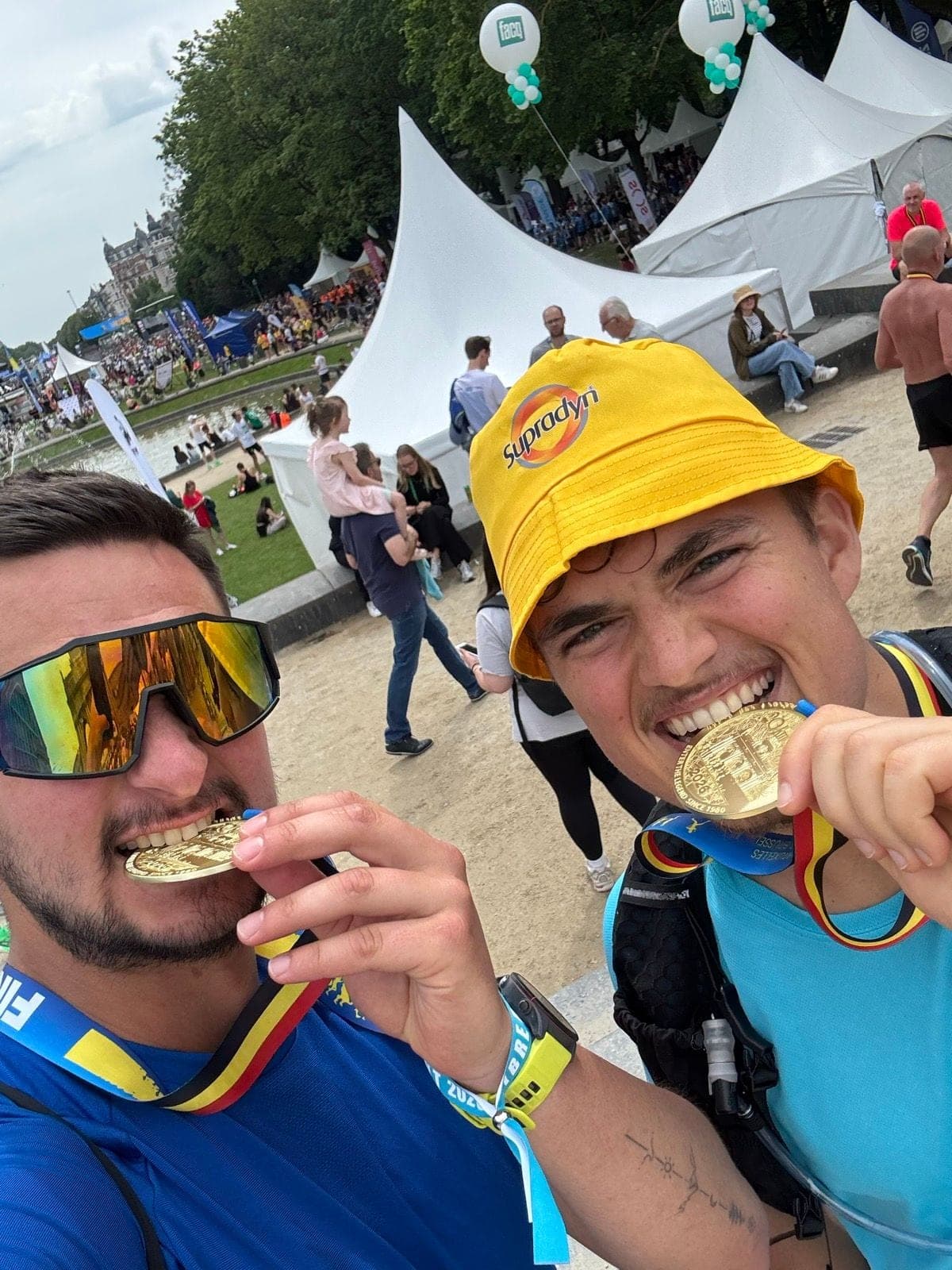 Deux V'Hikings croquent leur médaille des 20 km de Bruxelles