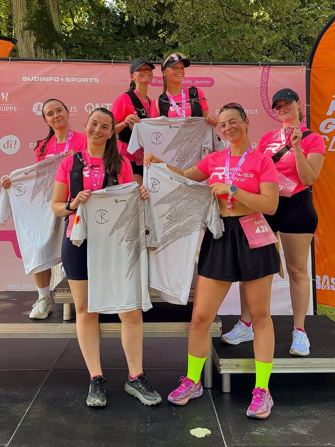 Les V'Hikings de la Girl Power Run, en rose, montrent leur t-shirt de finisher