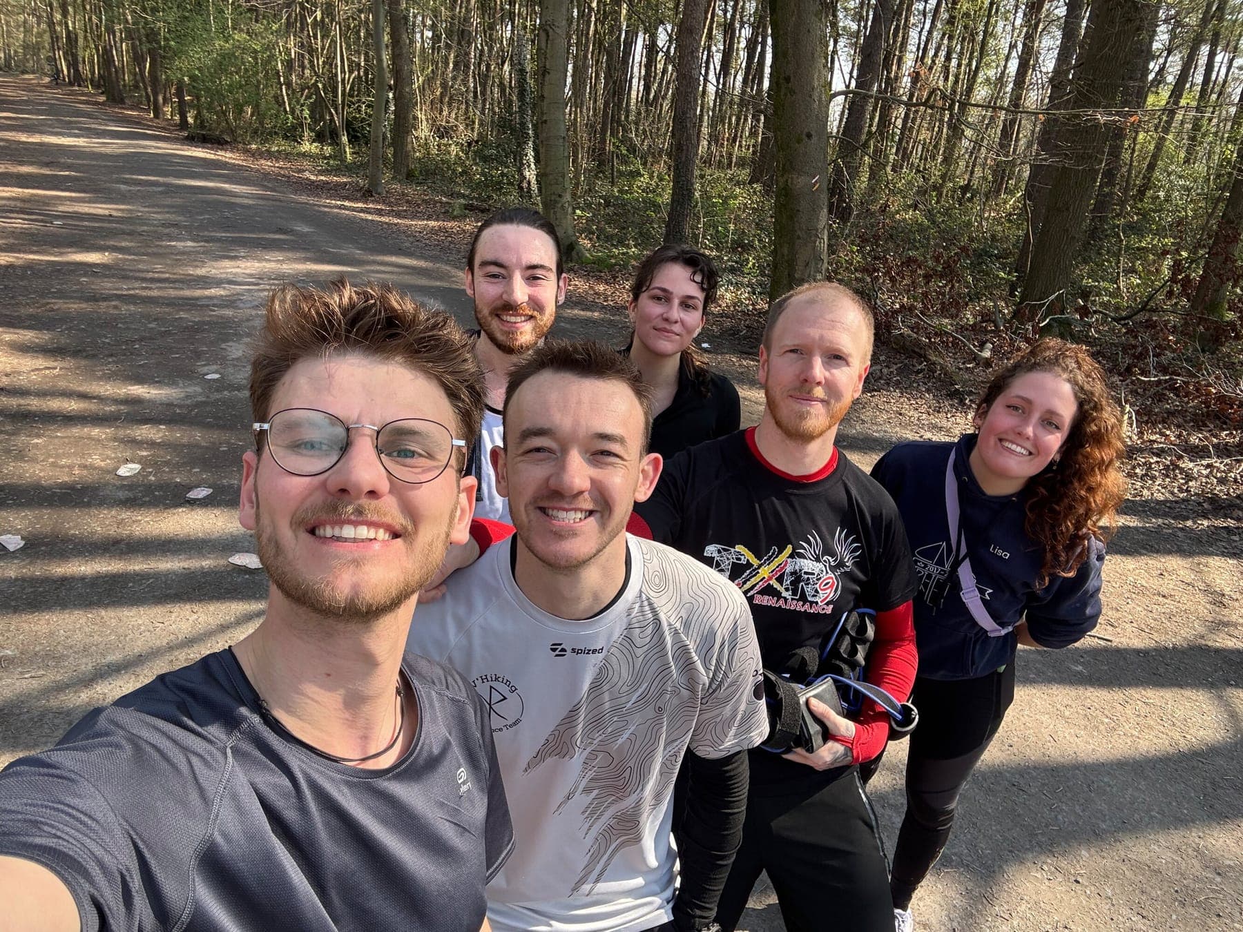 Selfie de groupe en pleine sortie en forêt