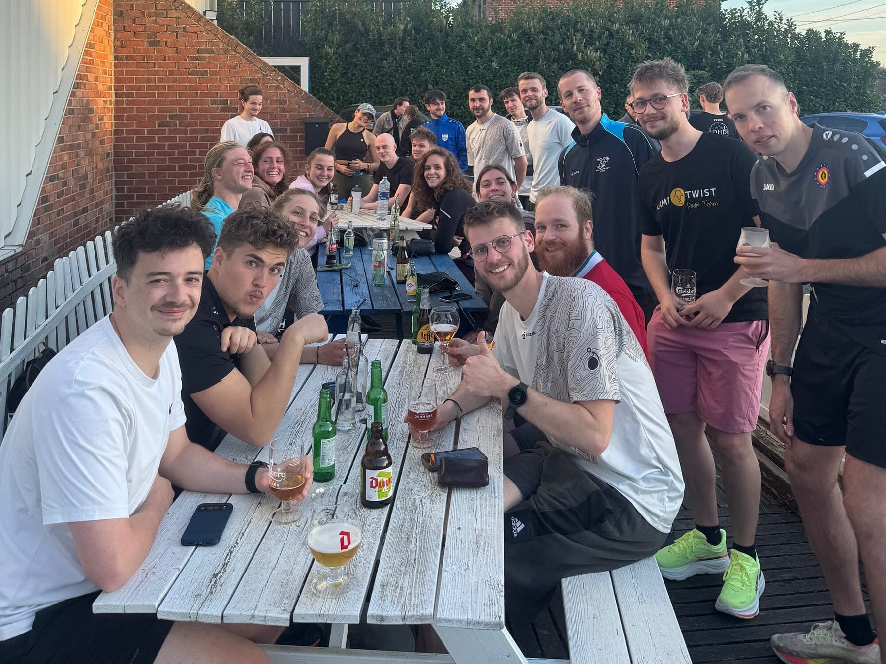 La grande tablée d'après-course sur la terrasse de Sports Rive Droite