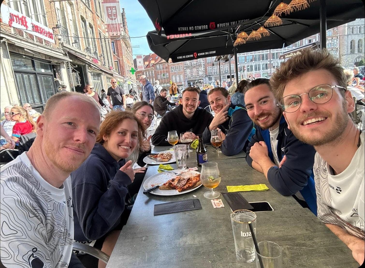La tablée d'après-course en terrasse, Grand-Place de Tournai